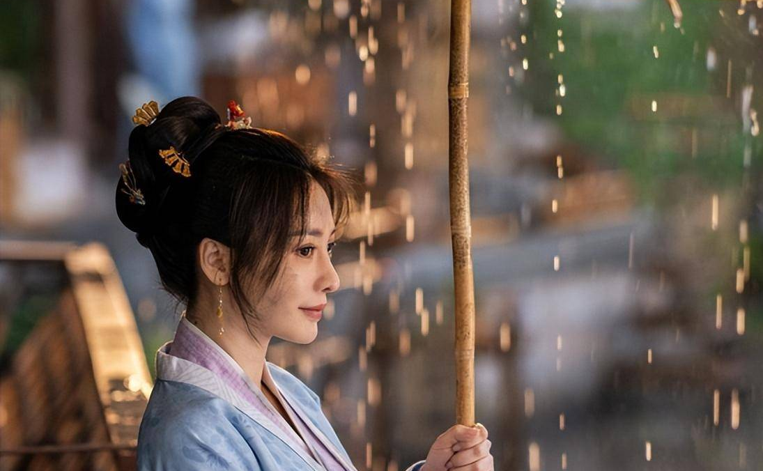 柳岩|太性感!柳岩跳拉丁舞舞裙开衩到臀部秀美腿,亲密搂肩男伴感情好