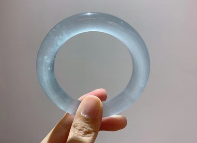 翡翠手镯|玻璃种翡翠手镯很珍贵，它是可遇不可求的存在，让人望尘莫及