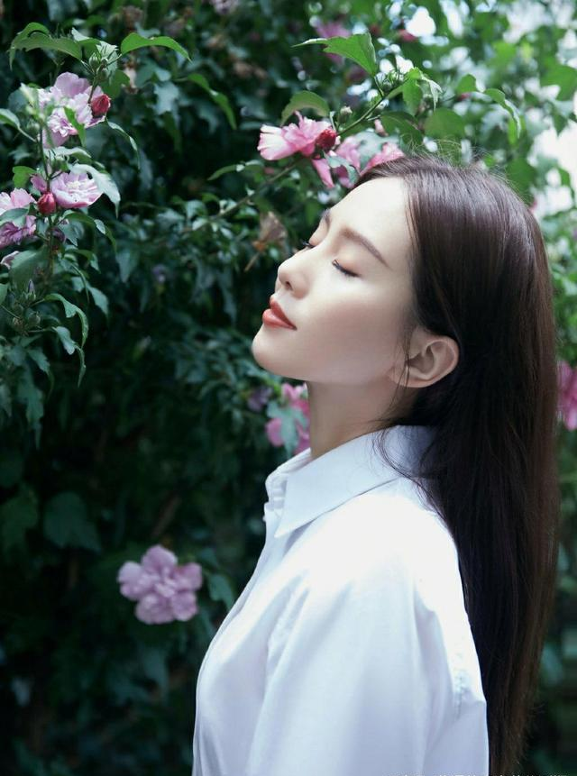 秦岚|装清纯？35岁的杨幂、刘诗诗，比不过42岁的秦岚 。