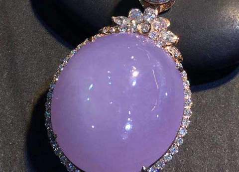 翡翠|这两种翡翠,自然光下成色不一样,一定要仔细挑选。