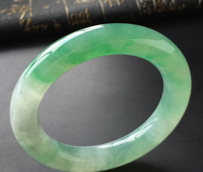 翡翠手镯|翡翠手镯都有什么类型？这些类型你都知道吗？你的翡翠选对了吗