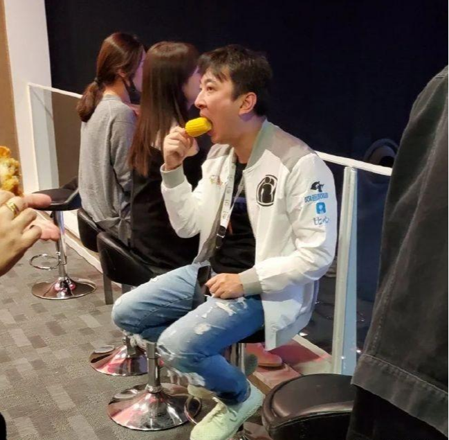 王思聪|王思聪带慎婕三亚度假,疑似乘坐私人飞机出行,给女友送虾好暖心,网友:王校长难道动真情了?