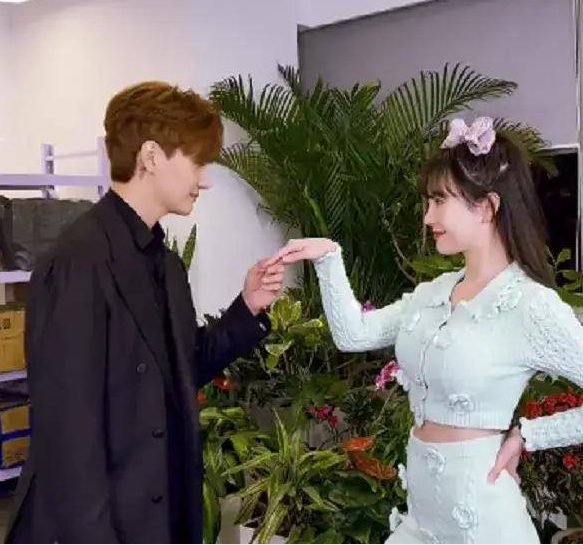 张檬|张檬晒与小五互动视频，肚子却引发争议，网友们直呼难道又有好消息要宣布了？