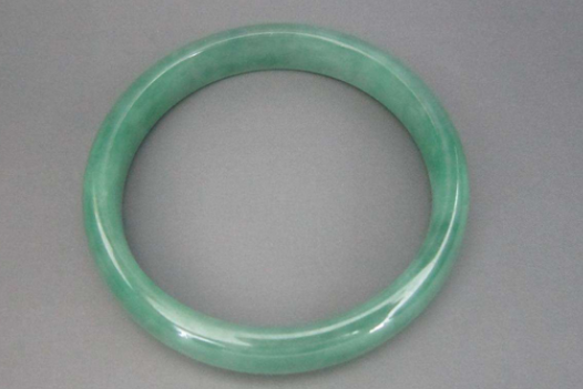 翡翠手镯|翡翠手镯怎么样?才能够越养越透,几种方法马上学起来