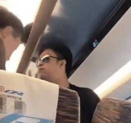 老人乘坐高铁将无盖热水放窗边,小伙不满引发冲突,老人:我本不想亮出我的身份