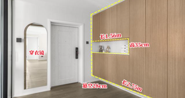 入户就是间房,我一隔为二,玄关柜有处放了,家里还多间书房用!