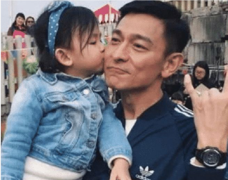 刘德华|当刘德华乾女儿刘向蕙已经八岁，网友：活脱脱的一个美人坯子。