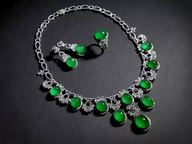 翡翠|翡翠和其他玉石不同,特殊翡翠需要开光,不会对身体造成影响