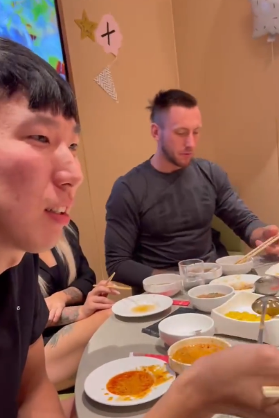周琦|周琦又请队友吃火锅，热情投喂阿什利！球迷调侃：场上该传球了吧