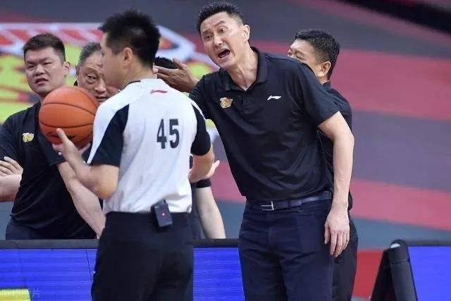 易建联|裁判如果不公平，比赛真的就难看下去了，实在心疼易建联