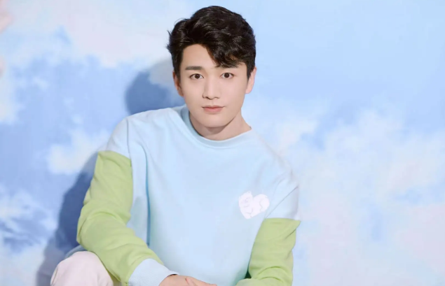 易大千|多才多艺的易大千，拥有帅气迷人的身材，早已经获得观众的喜欢