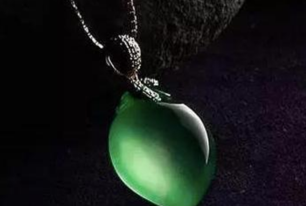 翡翠|如何正确挑选翡翠?是看颜色还是看雕刻工艺?都很重要