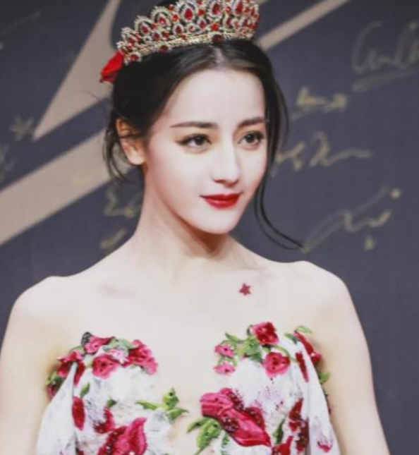 迪丽热巴|热巴状态不佳？和素人合影，竟然被比下去了！