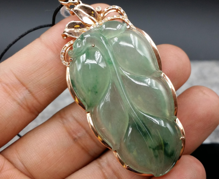 翡翠|翡翠饰品的价格不断增长,但是要投资需要谨慎,避免被假货蒙骗