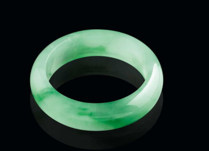 翡翠手镯|有裂痕的翡翠手镯能买吗？首先看裂痕的轻重，再决定要不要买