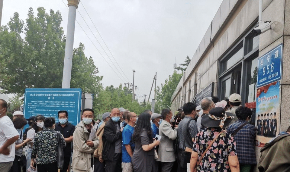 网传唐山一道旁多辆车被砸,央视CCTV栏目组的车也未能幸免