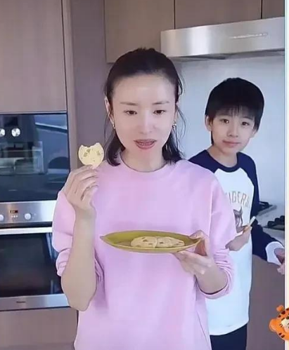 董洁|演员董洁直播卖货穿紧身衣跪着，引发网友舆论