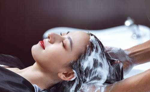 制服 继“蜂花”后,又一国货洗发水“走红”,为何会对它“情有独钟”