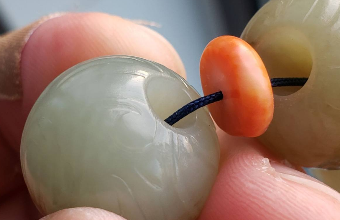 |和田玉原石切开后,边角料也可以充分利用,可做成小精品和珠子