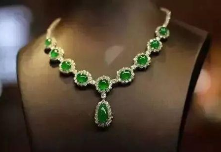 翡翠|在现在这个珠宝圈，如何去挑选一块好翡翠？你知道要注意什么吗？