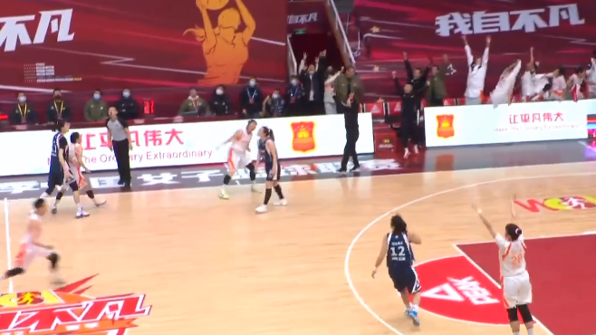 女篮|重大失误！李梦关键三分后无人犯规，四川女篮丢冠，巴特尔庆祝