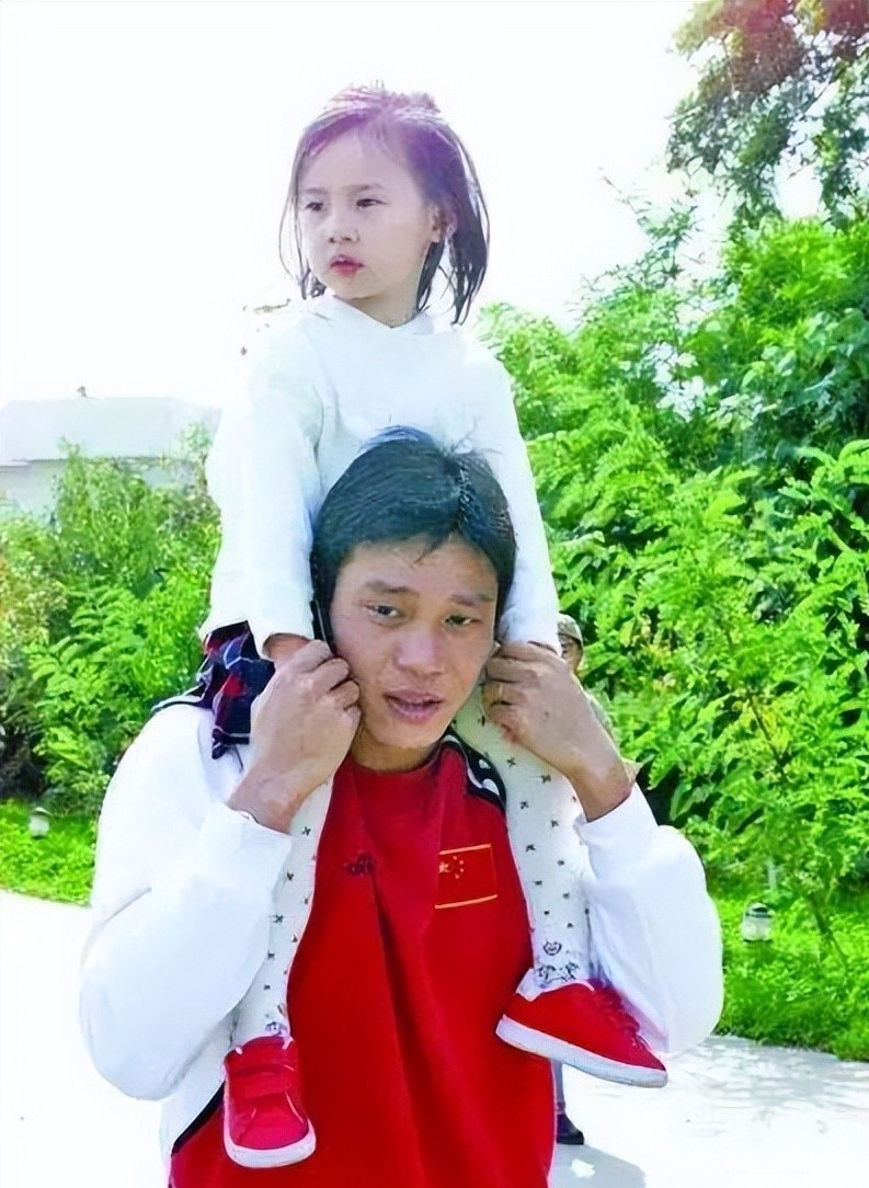 范志毅|范志毅大女儿和小妈关系很好,两人在一起合影时,如同姐妹花一样