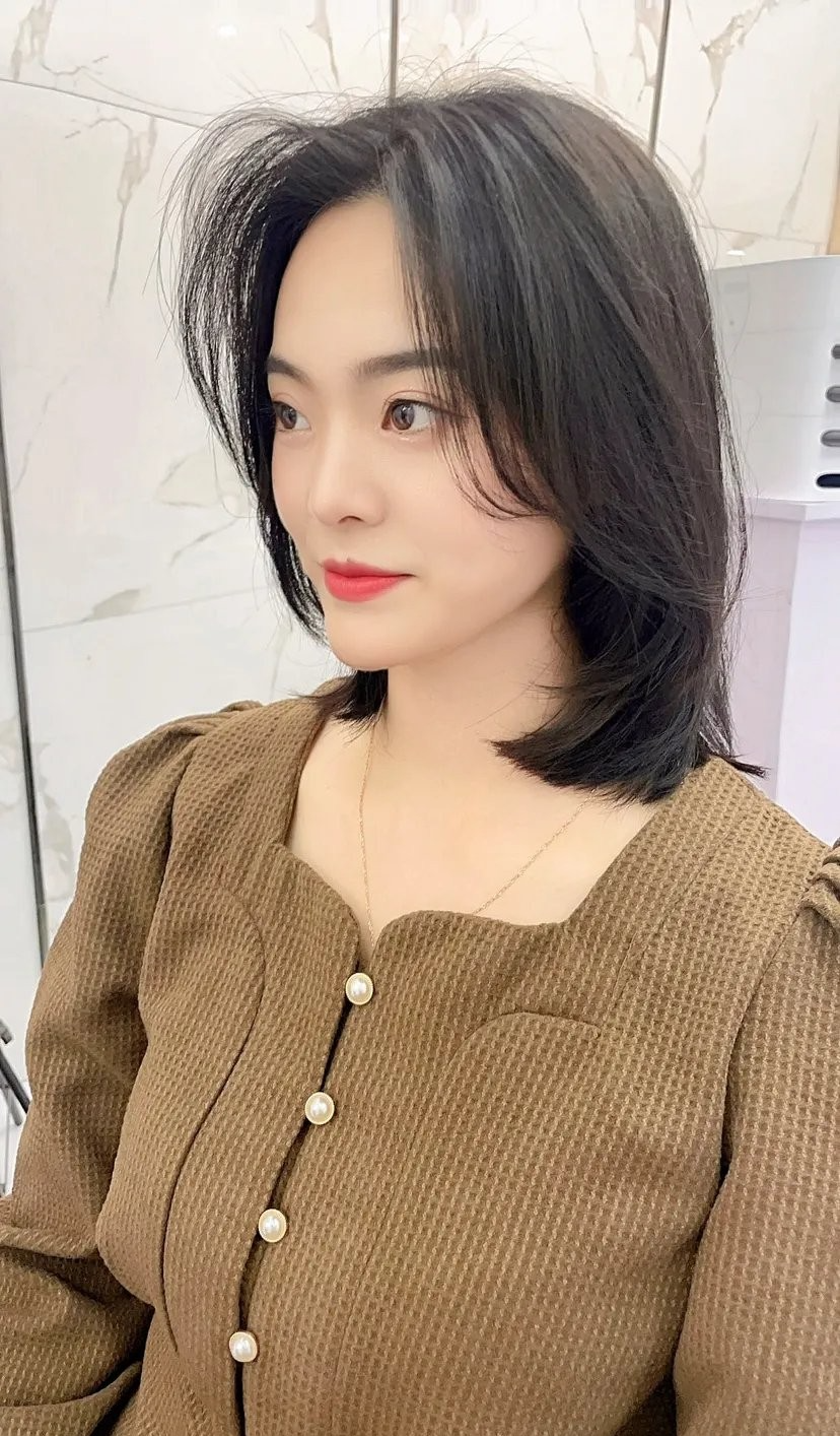 发型 女人过了30岁选什么发型？推边头满头卷锁骨发，越剪越时尚。