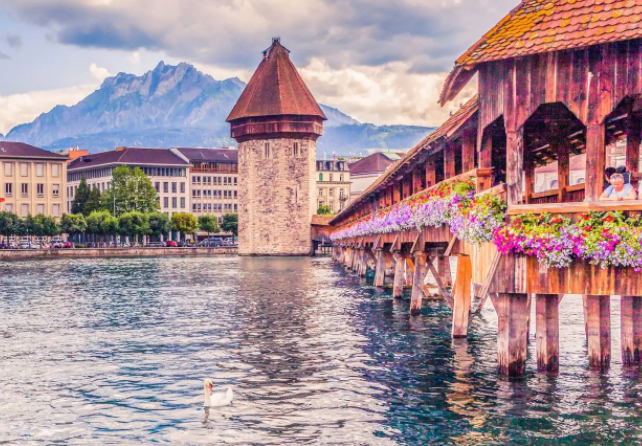 旅游业|瑞士著名的旅游城市卢塞恩，位于中部离原，卢塞恩湖的西北部