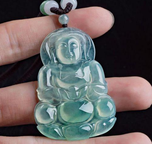 翡翠|翡翠观音拥有慈悲的面貌,可以凝神静气,男孩子戴的比较多
