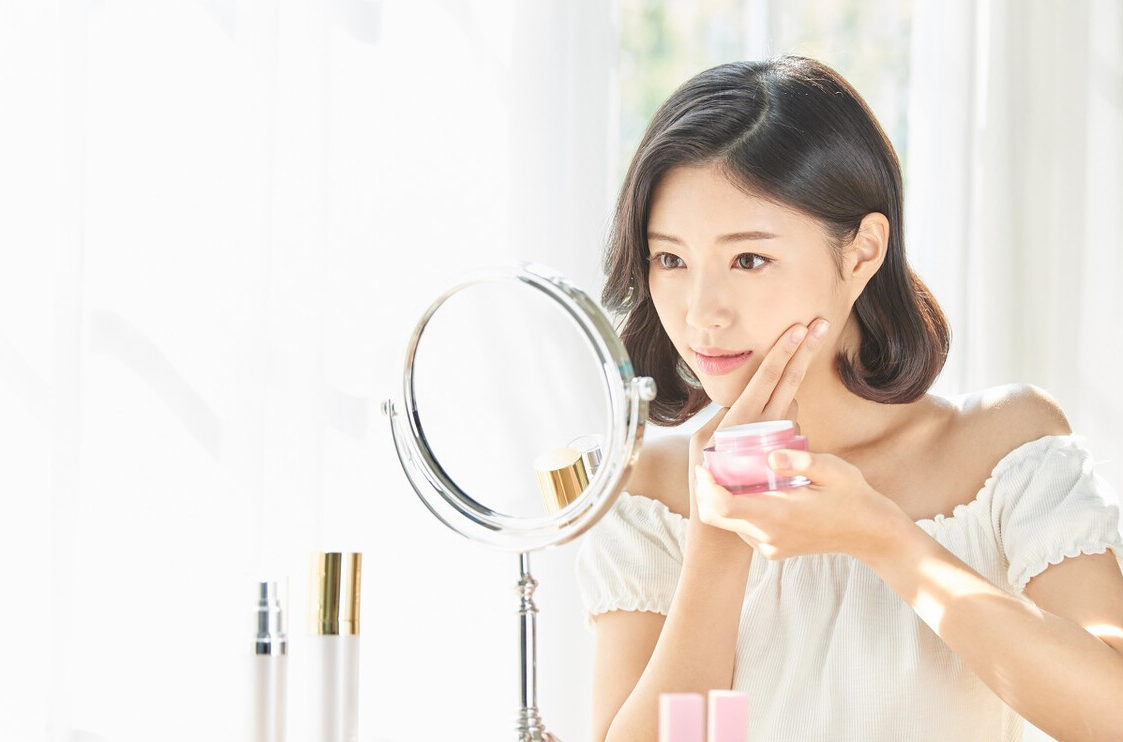 土豆 女人即使上了年纪，也要学会化淡妆，教你正确顺序，效果快又好看