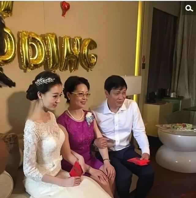 范志毅|范志毅：被前妻逼着给百万分手费，如今娶小17岁娇妻和女儿当闺蜜