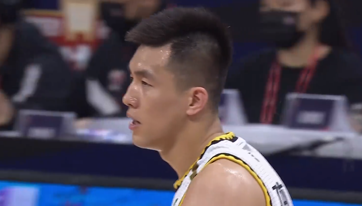 鹈鹕队|消极防守！郭艾伦被许钟豪摘帽，回防慢吞吞，杨鸣手口并用教导