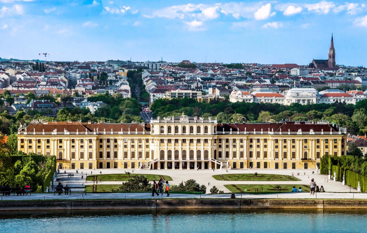 大理|布拉格横跨伏尔塔瓦河，赫拉德凯尼城堡，屹立在河的陡峭的西岸