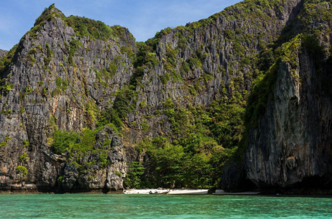 |泰国菲菲岛，在泰国西海岸外大约20公里的岛上，这里有许多燕窝洞