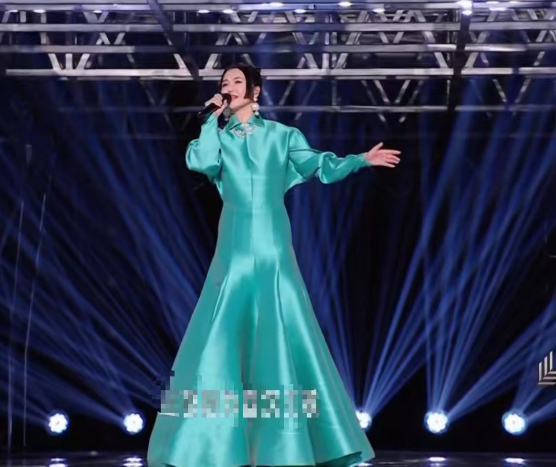 张韶涵|江苏跨年雷点多!谭维维造型臃肿,张韶涵颈纹明显,孙楠疲惫显老