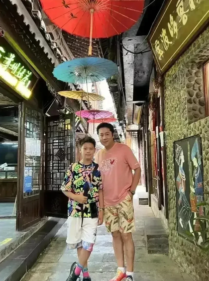 蔡国庆|蔡国庆全家福罕见曝光，蔡国庆老婆看着和蔡国庆像两辈人，有点显老啊