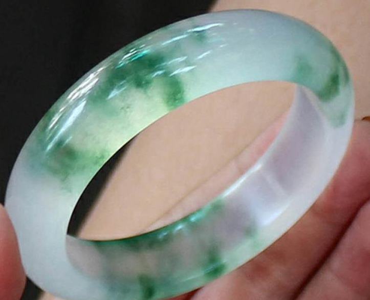 翡翠手镯|为什么造型简单的翡翠手镯，受到那么多人的欢迎，原来是如此