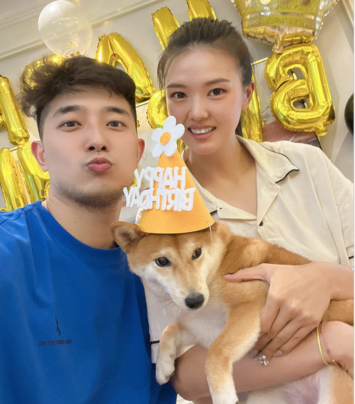 吴冠希 尴尬！吴冠希给爱犬庆生，张常宁美甲抢镜，遭调侃：结婚时却沉默