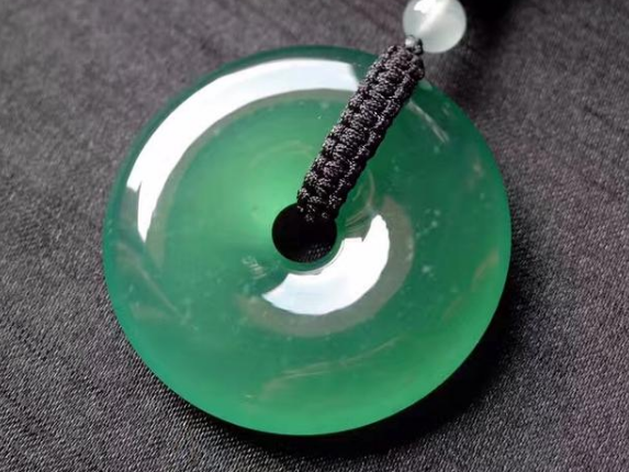 翡翠|怀古翡翠，虽然造型呈现极致的简单，但是寓意却十分不简单