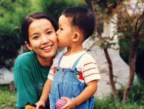 张丰毅|张丰毅:娶12岁娇妻后拒绝参加亲生儿子婚礼,理由却没法反驳!