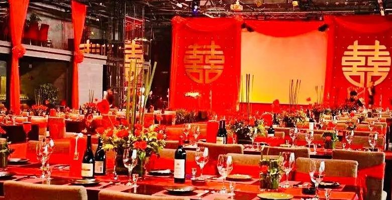 婚宴酒席50桌,女方来了21桌,岳母抓着随礼钱不放,结果退婚了