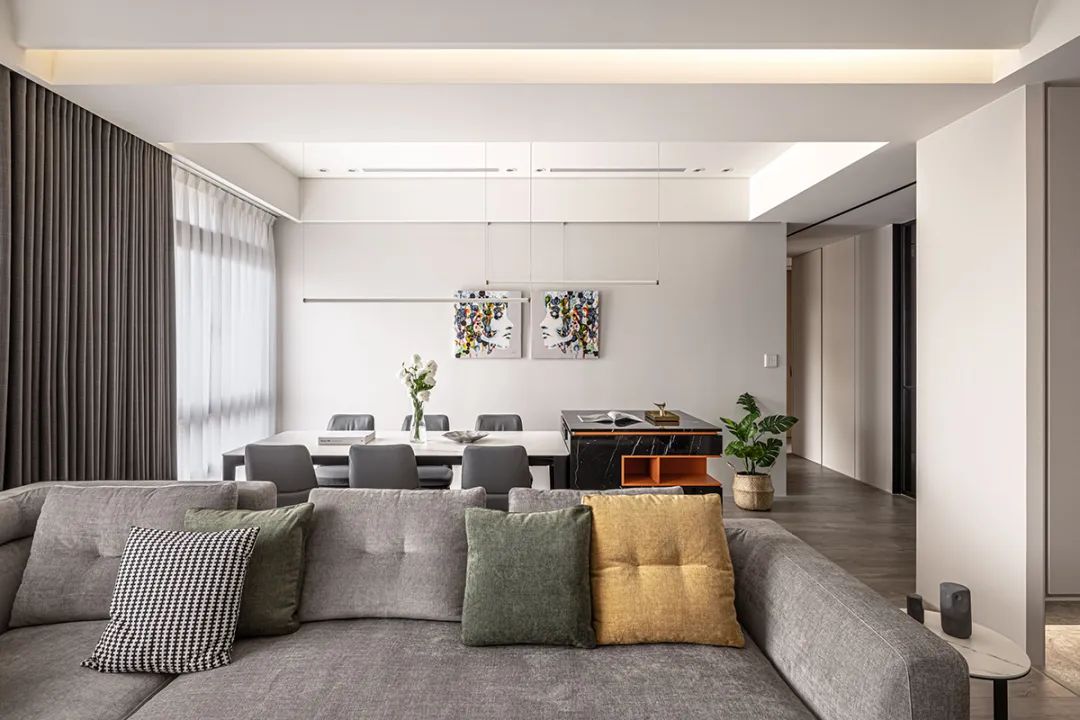 130平米三居室，现代简约质感装修，白灰搭配更绝妙！