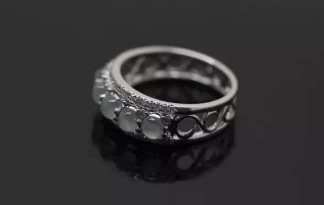 翡翠|翡翠的镶嵌也有不同方式，玉石如果被四个爪子包围，那便是爪镶法