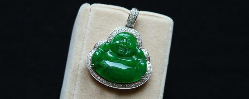 翡翠|玻璃种翡翠和糯种翡翠,哪一种更好,哪一种更适合购买?