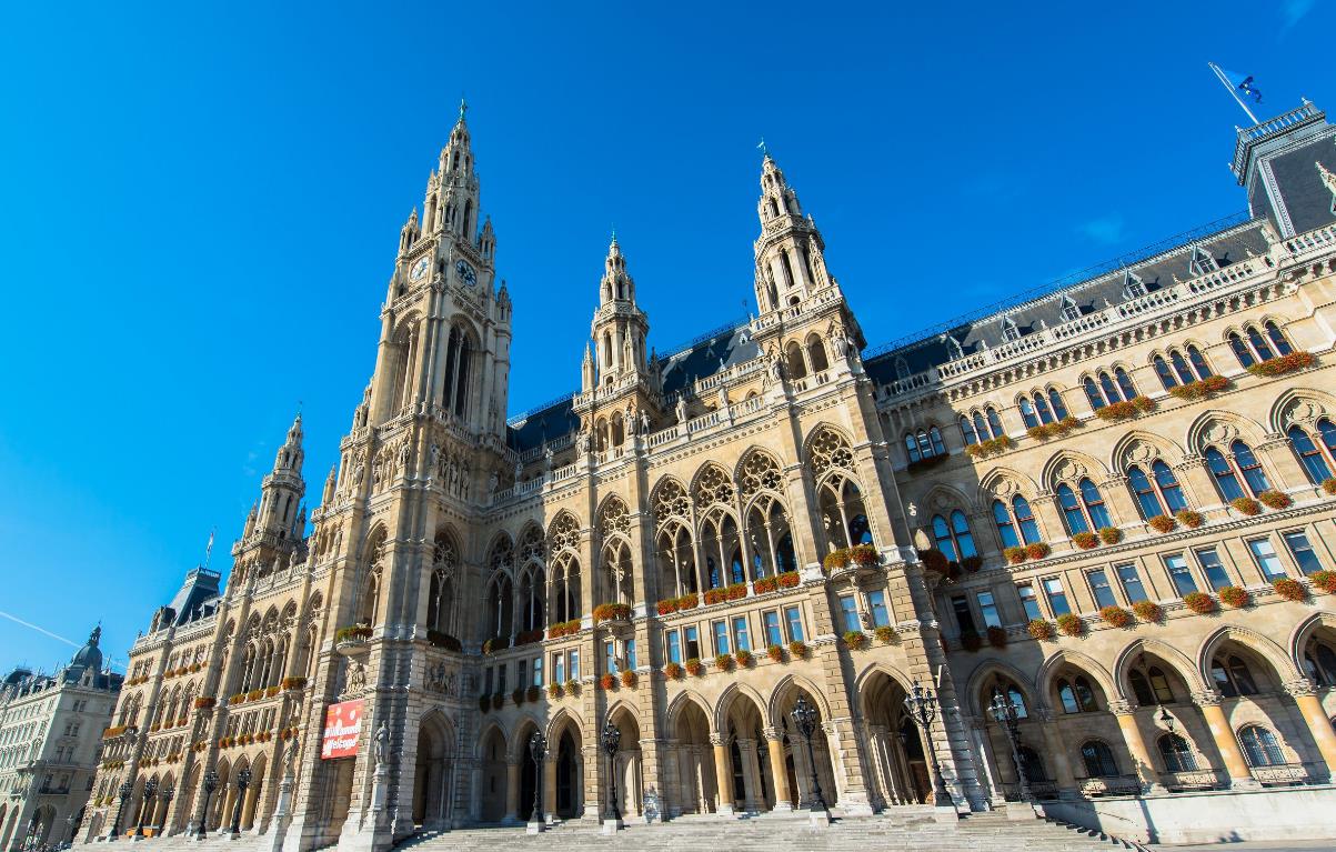 大理|布拉格横跨伏尔塔瓦河，赫拉德凯尼城堡，屹立在河的陡峭的西岸