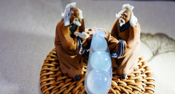 翡翠手镯|小小的豆荚被雕刻在了翡翠身上，既小巧精致，又寓意丰富