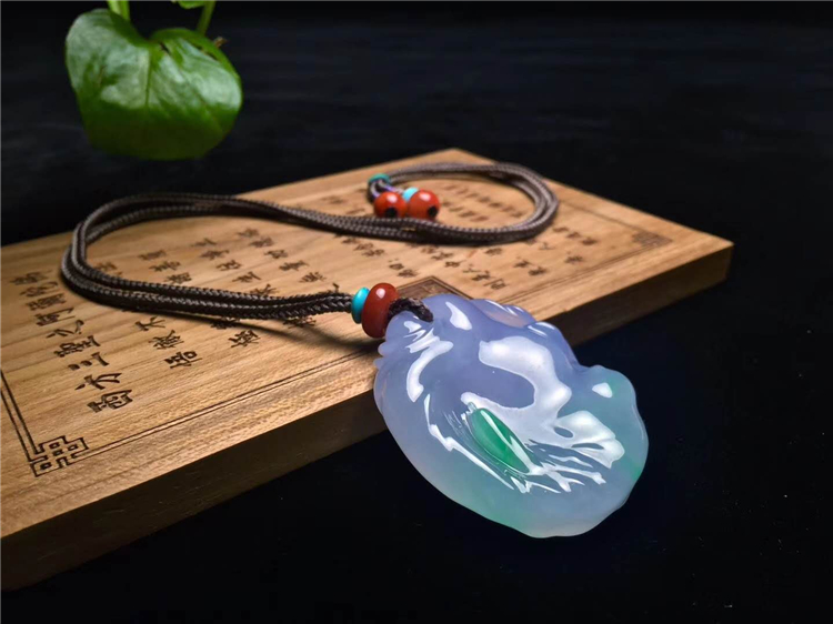 翡翠|有些翡翠的颜色,非常的明艳,那它的收藏价值一定高吗?