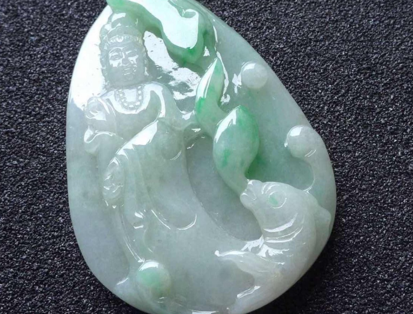 文玩|翡翠受到世人推崇，东西方文化下，翡翠有着怎样的地位？