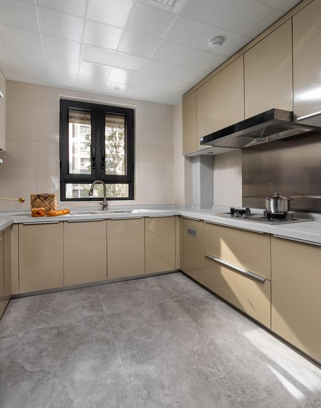 如果有装修模板,无非如此!148㎡二层住宅,沙发后玻璃鞋柜太抢眼