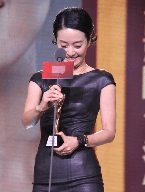 皮裙|马伊琍有多撩人？为显瘦皮裙故意穿小一号，隔着屏幕看着都勒